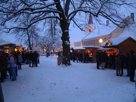 Der Marktplatz von Schweiggers in einer sanften Schneedecke
