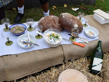 Brot, Wein und Aufstriche am Tisch